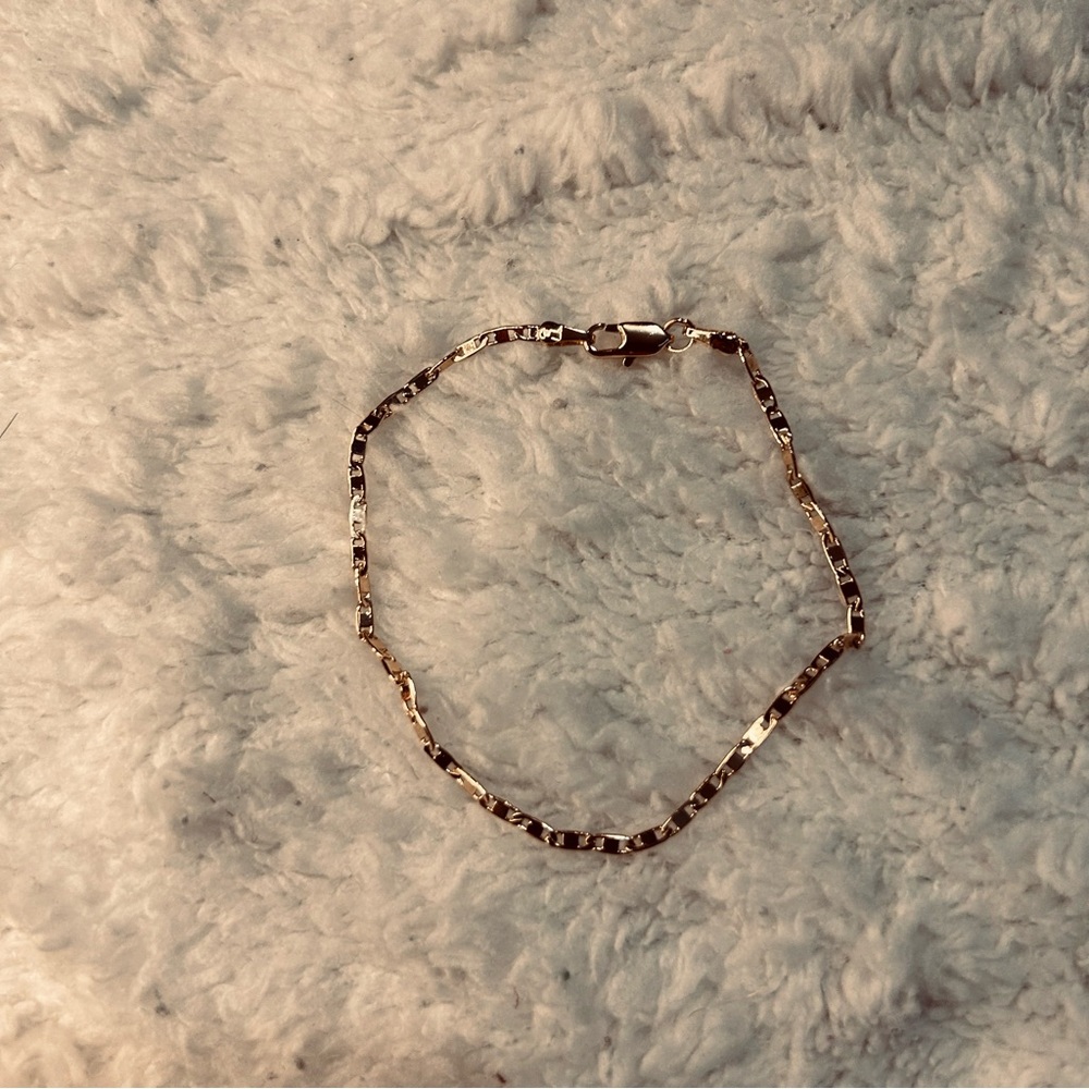 Elegant Gold Chain Bracelet
